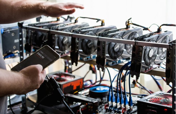 • Build your team To make a mining rig you don't really need much in terms of high-end components. The only two components you should look at are your power supply and your or your graphics cards. Otherwise, almost anything is enough. • Deciding what cryptocurrency you want to mine It is true that BitCoin is currently around 20 thousand dollars per unit. However, this coin, for its very value, is increasingly difficult to mine. There are many other opportunities to mine cryptocurrencies and all of them will work in the same way and are based on the same algorithms. Which cryptocurrency to mine will also depend on the power of your equipment as well as its layout and the components that make it up. If your miner will only return the cost of your parts after a long time with a cryptocurrency, look for the one that does it in the shortest time possible, because you cannot forget that all hardware has a very specific life time and, in addition, its Price varies and fluctuates for many uncontrollable variants. • Enter a mining protocol Once you have decided which cryptocurrency to mine, you just have to enter the mining commands on your computer. This means that the moment you do it, your components, in this case your graphics cards, will work uninterruptedly to provide data to the blockchain. • Monitor miner performance As soon as you enter the protocols, through the command of your preference, all you have to do is literally wait. Depending on the power of your mining system, it will be the amount or pieces of cryptocurrency that you will acquire over time. These many providers will assign it to you with dollar values, but you must continue to bear in mind that what you are doing is investing your components in cryptocurrencies and their fluctuation will also modify the amount that they will grant you. Obviously, what you have left is to constantly monitor the performance of your parts and the condition of your miner. Being connected to the grid and electricity all the time, their energy consumption and thermal radiation is high, so they need a dry space with a stable temperature, if not controlled. What hardware to use There are no specific hardware recommendations to use. The same can serve a GTX 1060 as an RTX 3070. It is clear that the one with the highest raw computing power will provide better results, but cryptocurrency mining requires being efficient in its return capacity rather than in gross power. Likewise, there are protocols that take better advantage of certain graphic cards and also motherboards with PCIe port extensions to be able to enter more and more GPUs to a single system, which requires only its computing capacity and not its capacity to condense or reproduce graphic information.