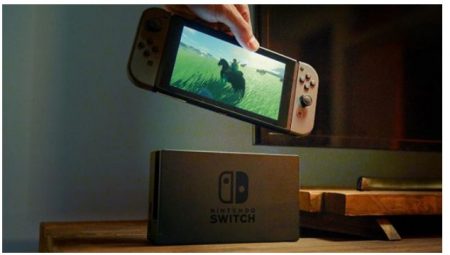 we are quite fans of Nintendo's new console, the Switch . In addition to a catalog of exclusives that you will fall in love with, the new Nintendo platform offers many ways to play some of its titles. From games where we must play with the screen vertically, to dance titles or minigames. In terms of innovation, Switch would be next to Wii, the other Nintendo console that completely revolutionized the market. One of its most interesting additions are the Joy-Con , one of the official controls of the console. Older gamers probably prefer the convenience of the Pro Controller, the most archetypal controller on the Nintendo console. With a great design and high-quality materials, the official Nintendo Pro Controller is almost a must-buy for all video game lovers .
