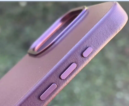 Being leather, and due to friction and heat, small marks from the support will appear over time; Mujjo leather case for iPhone 15 Pro Max