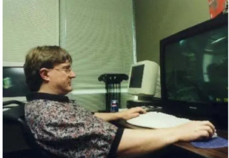Gabe Newell plays Half-Life in his office